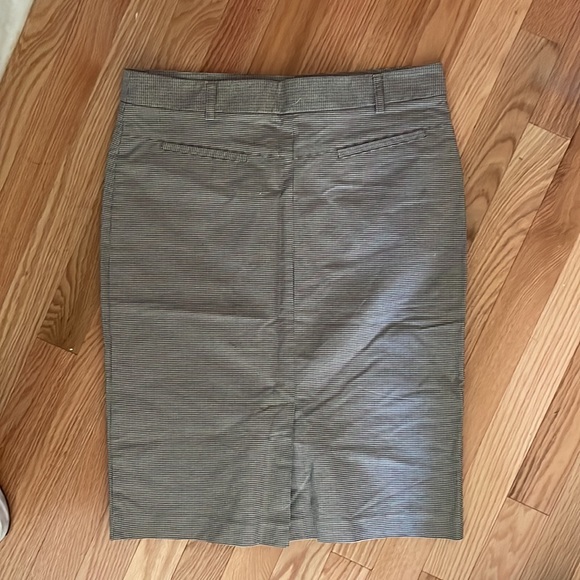 Aquascutum pencil skirt. - Picture 3 of 6